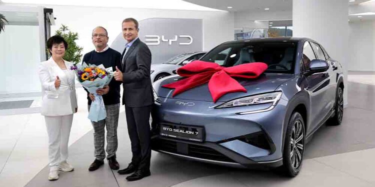 BYD Başkan Yardımcısı Stella Li, Türkiye’de İlk SEALION 7 Teslimatını Gerçekleştirdi