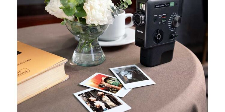 Fujifilm, Yeni 3’ü 1 Arada Hibrit Anlık Fotoğraf Makinesi instax Mini Evo Cinema™’Yı Tanıtıyor