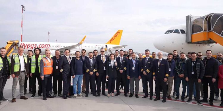 İran’da Mahsur Kalan Pegasus Uçağı 52 Gün Sonra Sabiha Gökçen’de Alkışlarla Karşılandı
